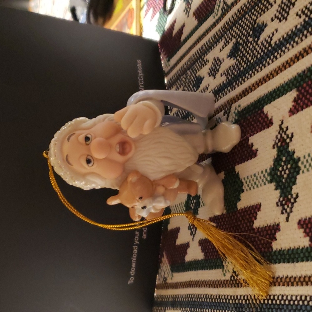 DISNEY  SLEEPY 😴 SNOW WHITE DWARF CHRISTMAS ORNAMENT